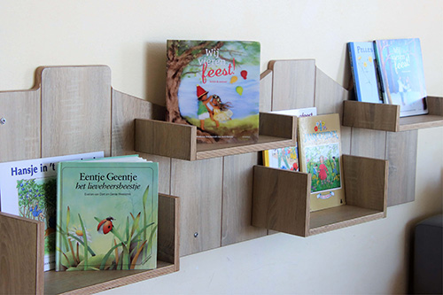 Antroposofische boeken op een kinderdagverblijf.