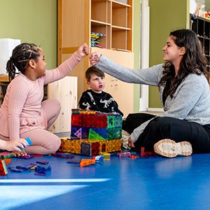 Kinderen spelen met pedagogisch professional op de BSO. 