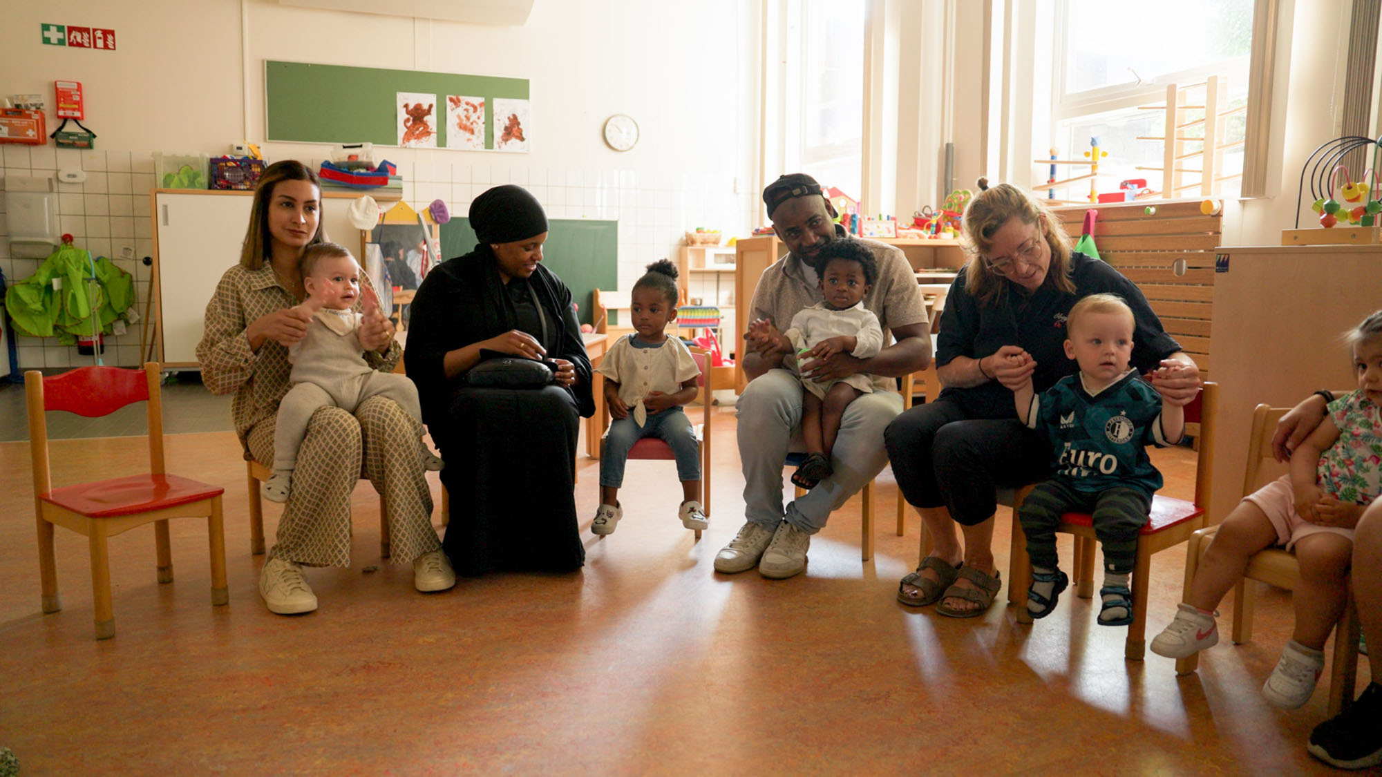Ouders in de kring bij de samenspeelgroep. 