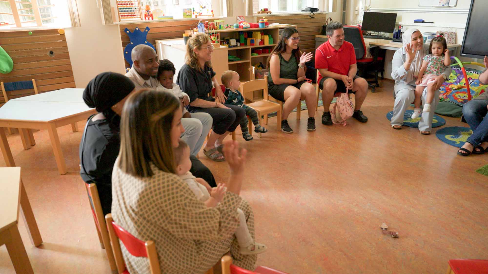 Ouders in de kring bij de samenspeelgroep. 