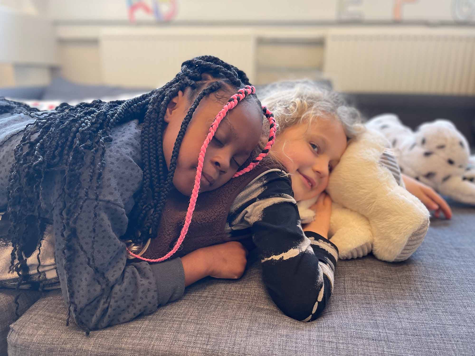 Meisjes liggen op de bank op de BSO.